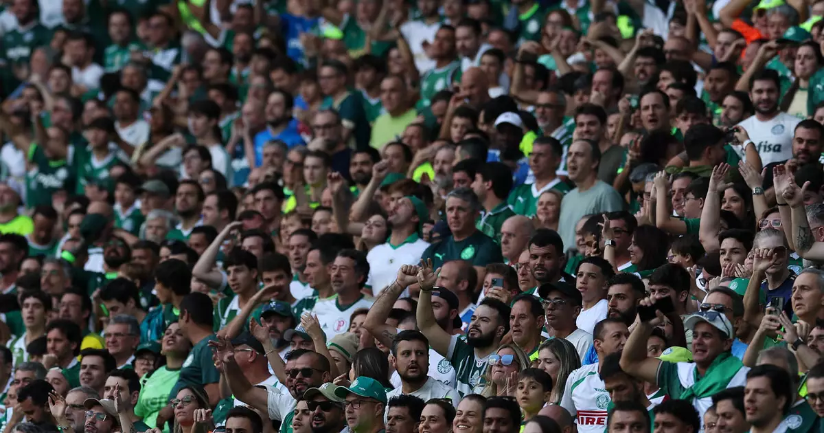 Palmeiras goleia Corinthians por 4 a 1 e agita redes sociais com provocações ao rival
