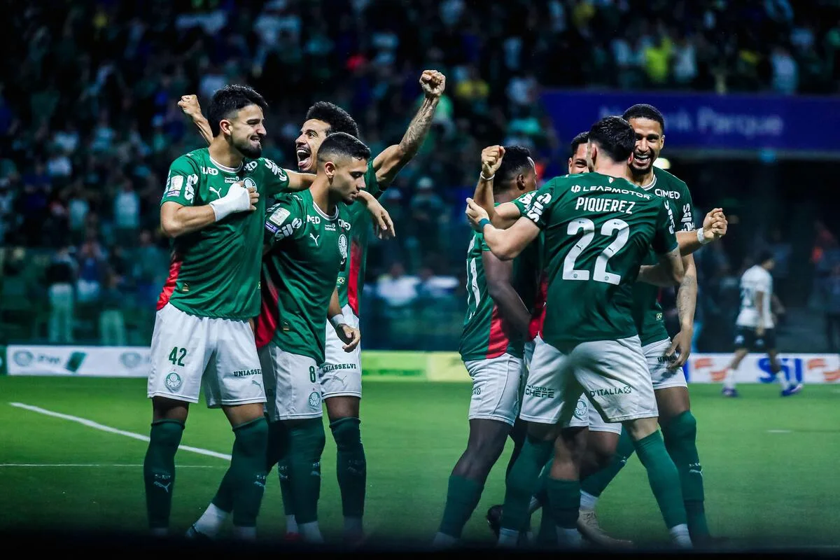 Palmeiras atropela Corinthians por 4 a 1 e segue na caça à liderança do Brasileirão